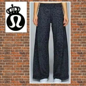 LULULEMON 6 FOLD ANIMAL PRINT PANTS SIZE 8